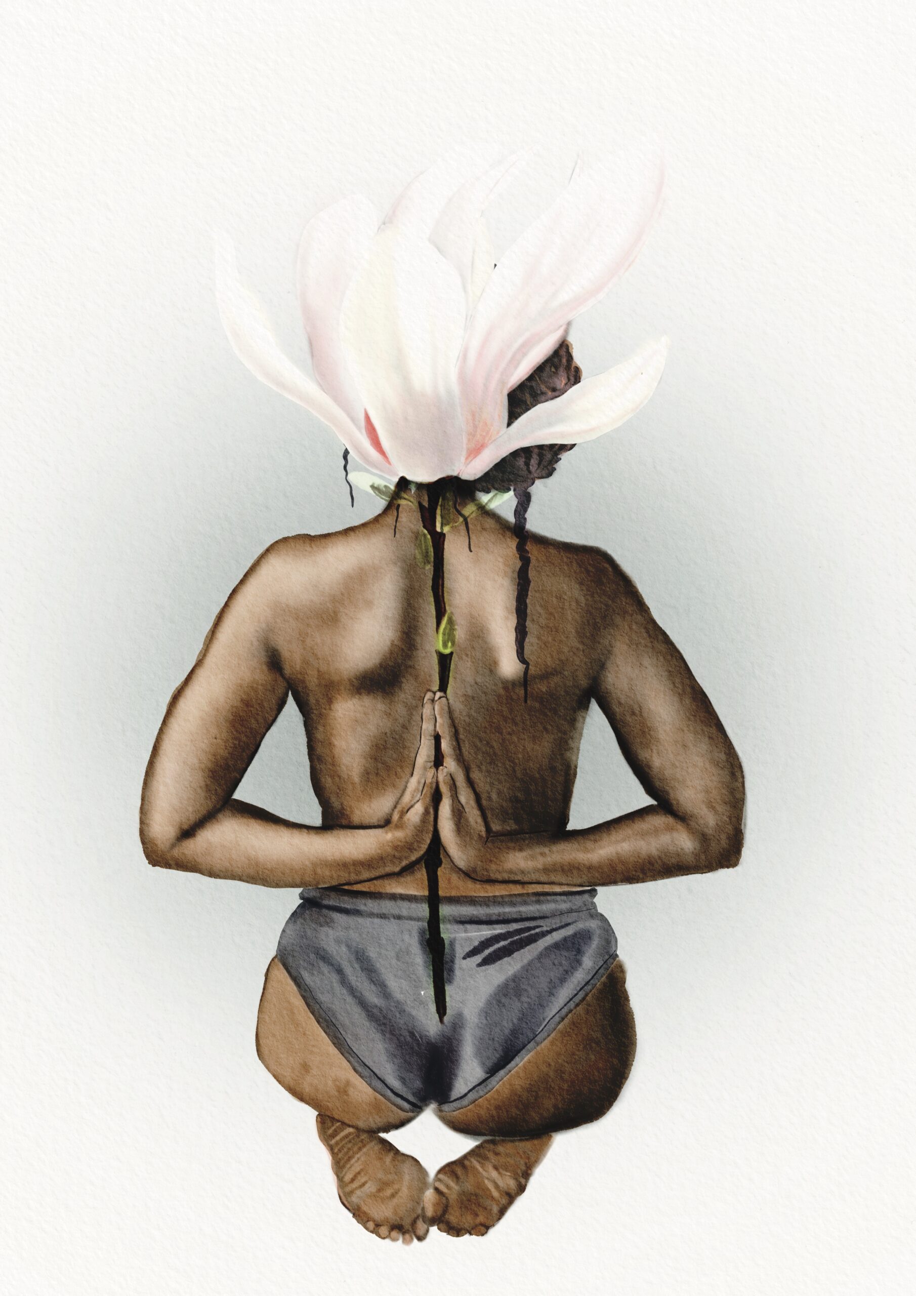 Une femme est en culotte, de dos. Elle est en train d’exécuter une pose de yoga. Entre ses mains et le l’on de son dos un tige et une fleur de magnolia géantes.